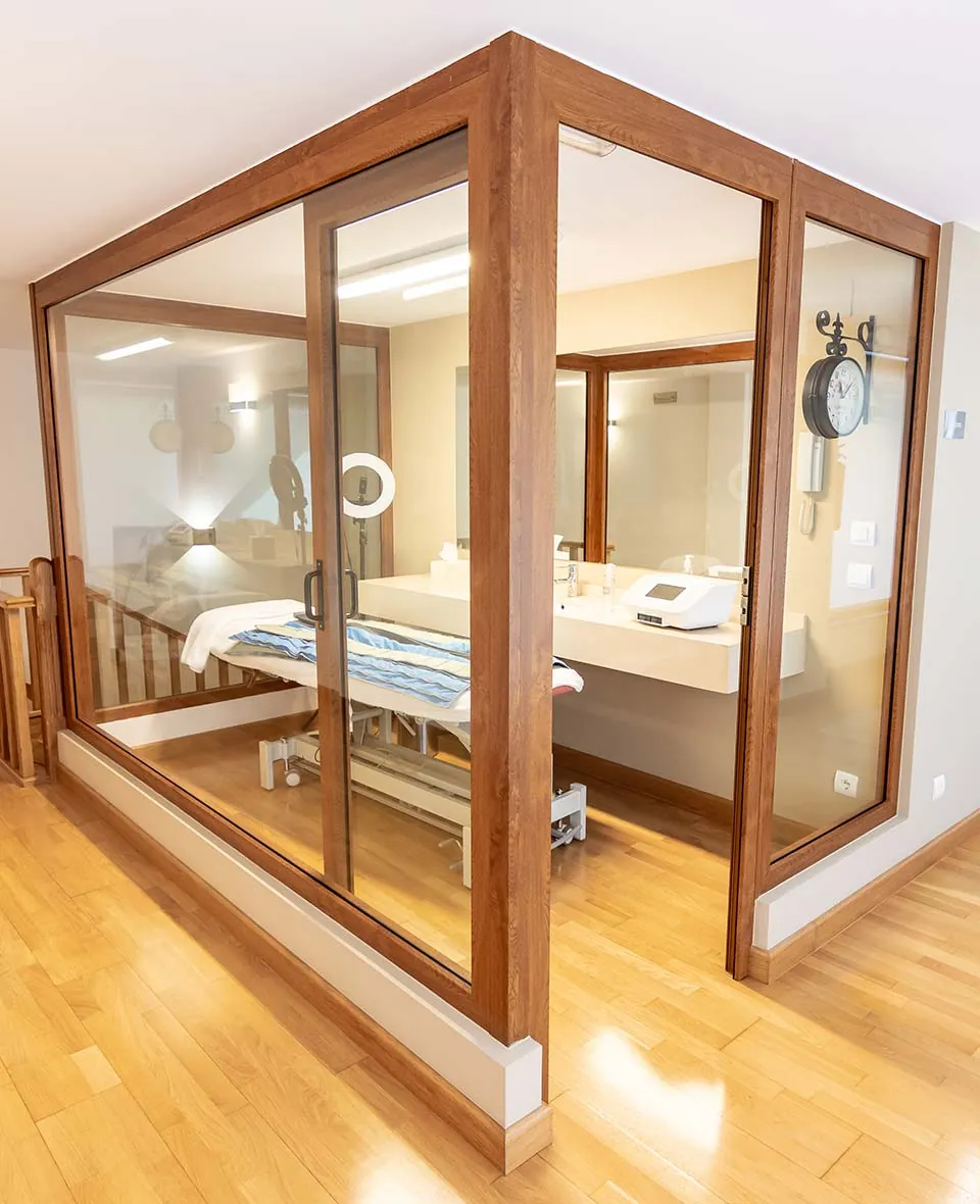 Una de las cabinas del centro, con paredes de cristal y madera