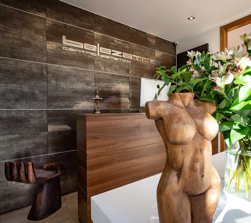 La recepción, con flores y una escultura de madera