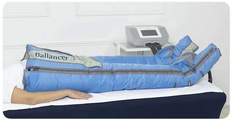 Prenda de presoterapia Ballancer en forma de pantalón, sobre una camilla