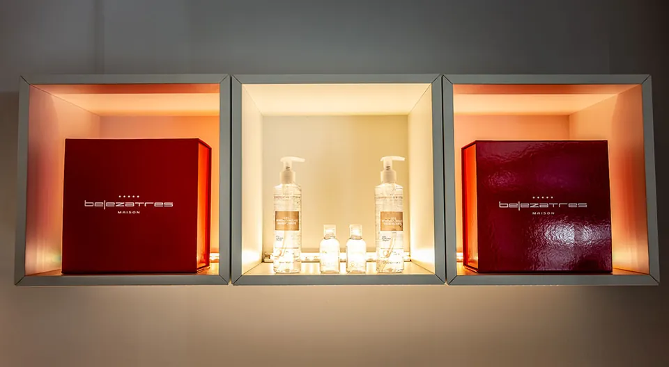 La vitrina de la boutique, iluminada
